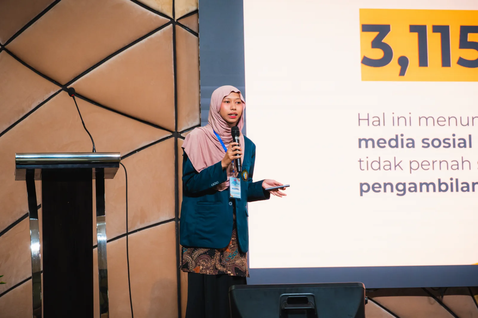 me presenting Nusa Insight during the elevAIte hackathon final
